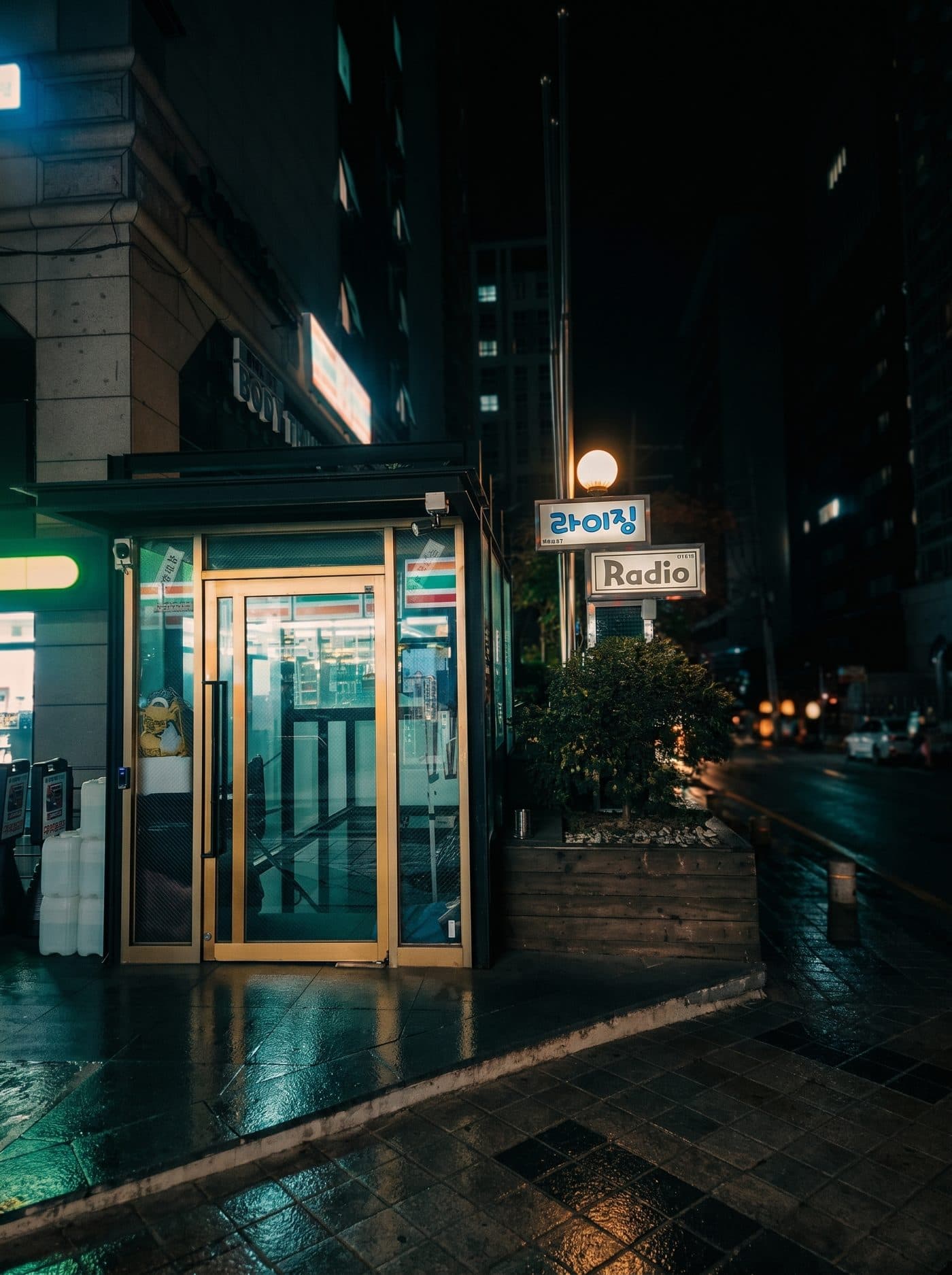 강남 쩜오 라이징 실제 매장 입구와 라이징 간판 야경